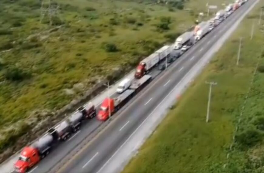 ¡Alto a las extorsiones! Transportistas de Nuevo León protestan en caravana en autopista Monterrey-Saltillo
