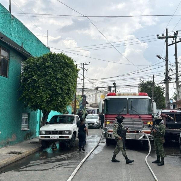 VIDEO: Mueren tres huachicoleros tras inhalar el gas de la gasolina que robaban en Tlalnepantla