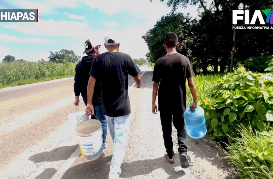 ¡Ya están hartos! Vecinos de Tapachula se unen para reparar baches en peligroso libramiento sur