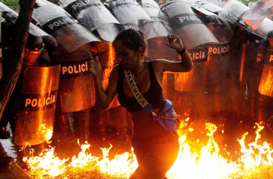 ¡Represión de la dictadura! Venezolanos protestan por fraude de Nicolás Maduro en Venezuela (VIDEOS)