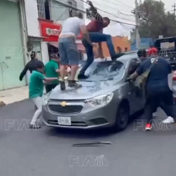 VIDEO: Destruyen el auto de un policía para impedir desalojo en Azcapotzalco
