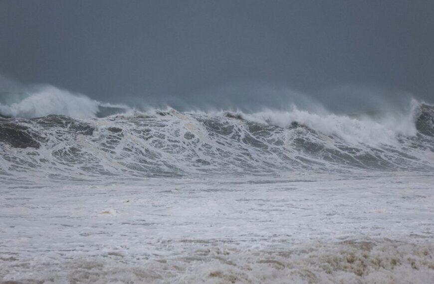 VIDEO: ¡Monstruosas! Captan enormes olas tras paso del huracán “Beryl” en el Caribe