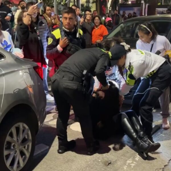 VIDEO: Mujer intenta atropellar a policías durante operativo en Paseo de la Reforma