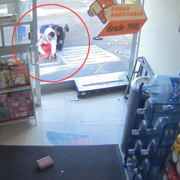 VIDEO: Policía frustra asalto, tropieza y termina apuñalado en tienda de Iztapalapa