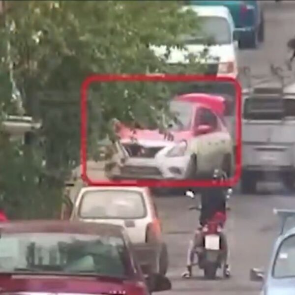 VIDEO: Se desata persecución a un taxi tras violento asalto a una pollería de CDMX