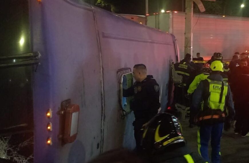 Camión vuelca con 80 pasajeros en la Calzada Ignacio Zaragoza: ¿Qué tramo fue cerrado?