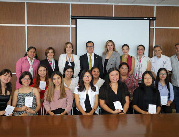 Asociación de mujeres profesionistas entrega beca a universitarias victorenses