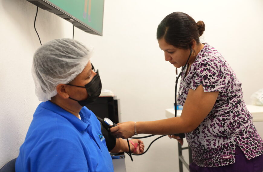 Lleva gobierno municipal campaña de salud a la maquiladora Teleflex