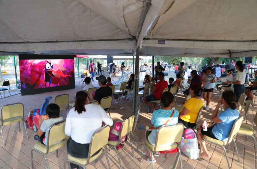 Disfrutan las familias neolaredenses del Cine UNE en el Parque Viveros