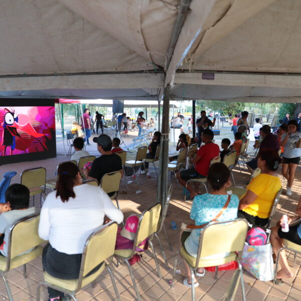 Disfrutan las familias neolaredenses del Cine UNE en…
