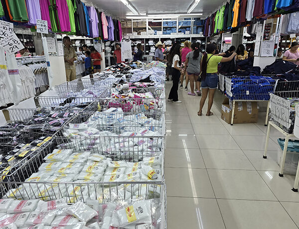 Realizan padres de familia compras de último momento…