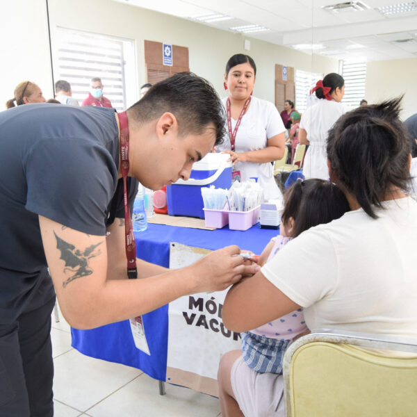 Responden vecinos de Palmares a campaña de servicios médicos gratuitos en Clínica UNE