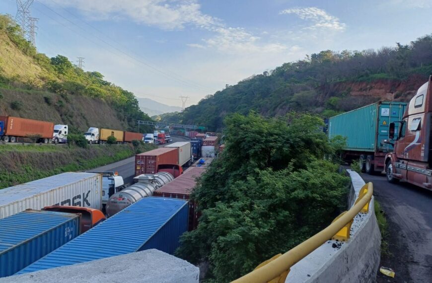 Puerto de Manzanillo colapsa: Transportista muere en kilométrica fila