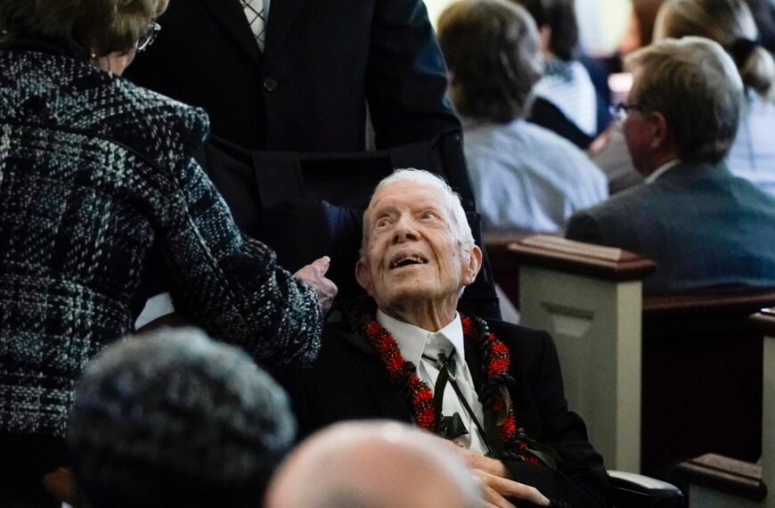 El expresidente Jimmy Carter desea celebrar sus 100 años votando por Kamala Harris
