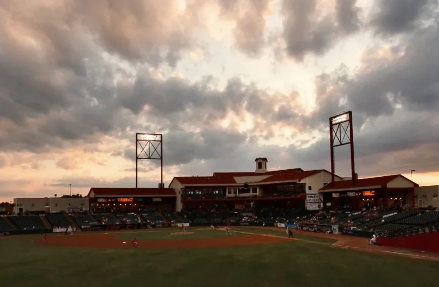 Un niño de 5 años muere y otro niño resulta herido cuando un castillo inflable sale volando durante un partido de béisbol en Maryland