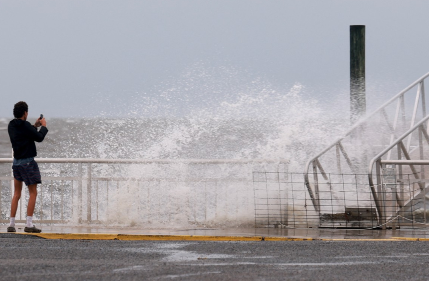 Debby se convierte en huracán categoría 1 antes de golpear Florida