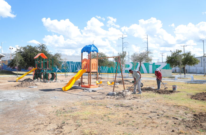 Gobierno municipal construye área de juegos y aparatos ejercitadores en la plaza Silao