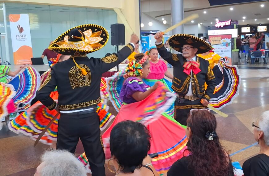 Conmemora gobierno municipal día del abuelo con evento artístico