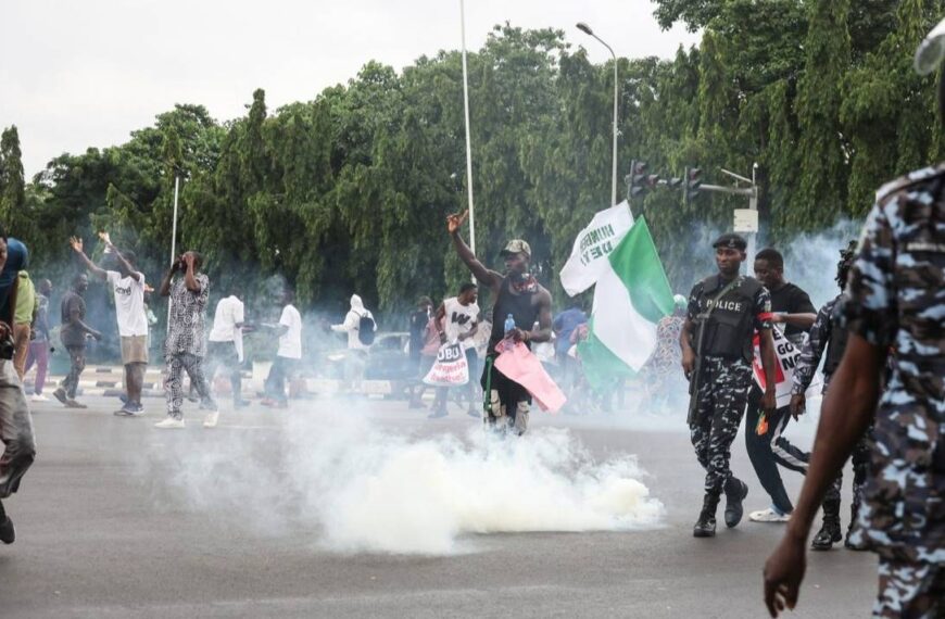 Manifestaciones en Nigeria contra el alto costo de vida deja al menos 13 muertos