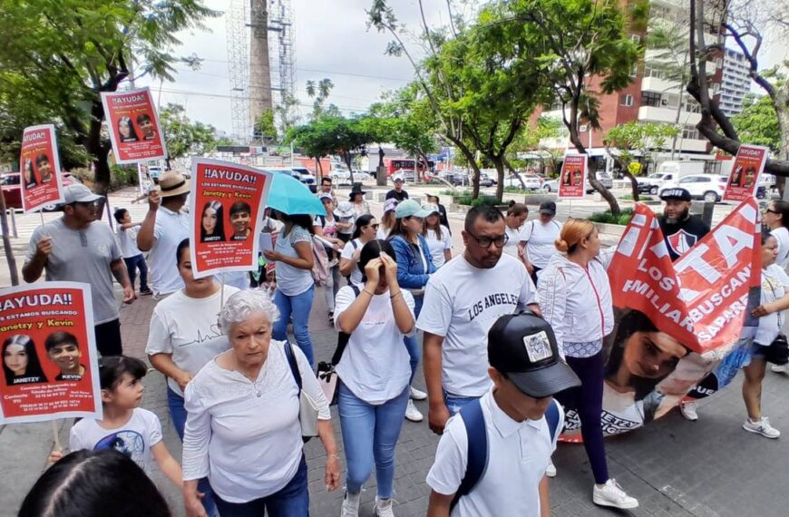 Familiares de los estudiantes marchan en Guadalajara para exigir su búsqueda