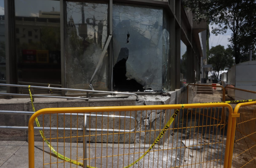 Petardos revientan ventanas de la Secretaría del Bienestar en Paseo de la Reforma