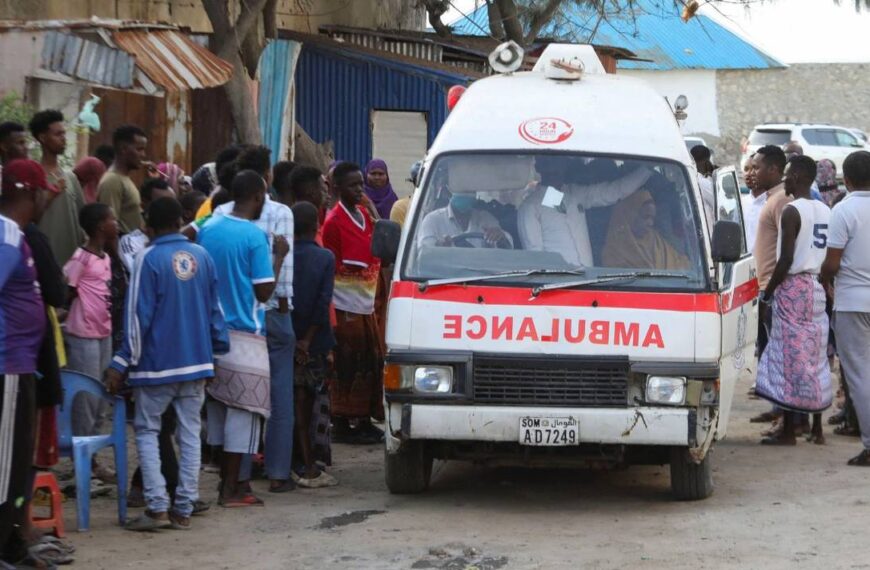 Atentado en una playa de Somalia mata a 33 personas