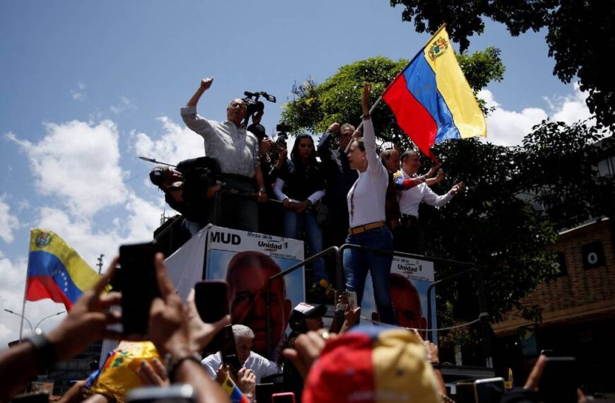 Opositores y chavistas marchan en Venezuela tras reeleción de Maduro
