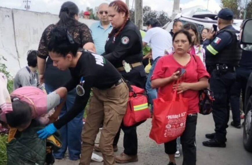 Vuelca camioneta de transporte público en Ecatepec; 11 usuarios resultaron lesionados