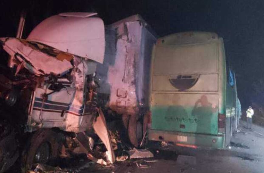 ¡Accidente fatal! Mueren prensados 8 pasajeros tras choque en carretera Villahermosa-Escárcega, en Campeche