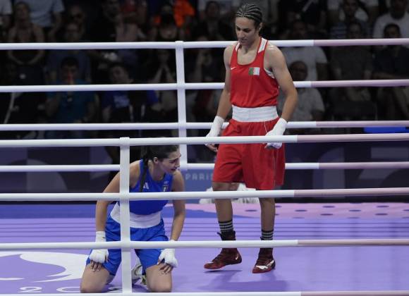 Imane Khelif, quien tuvo problemas con prueba de género, gana su primer combate en medio de controversia