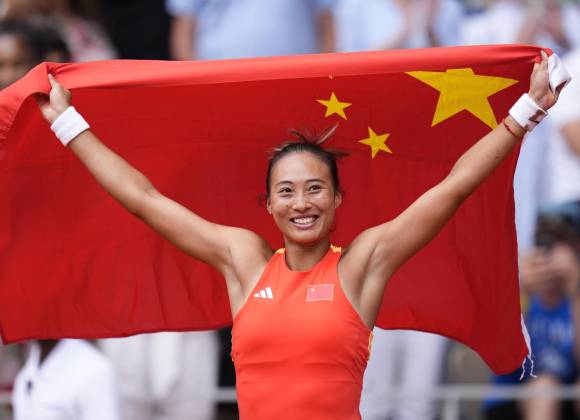 Zheng Qinwen hace historia al ganar la primera medalla de oro en tenis individual para China