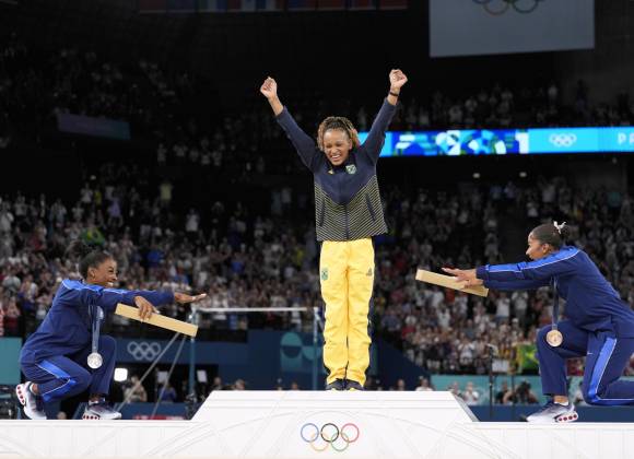 Rebeca Andrade vence a Simone Biles y se convierte en la atleta olímpica más laureada de Brasil