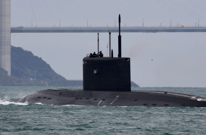 Ucrania denuncia que un submarino ruso se hundió en el puerto de Crimea