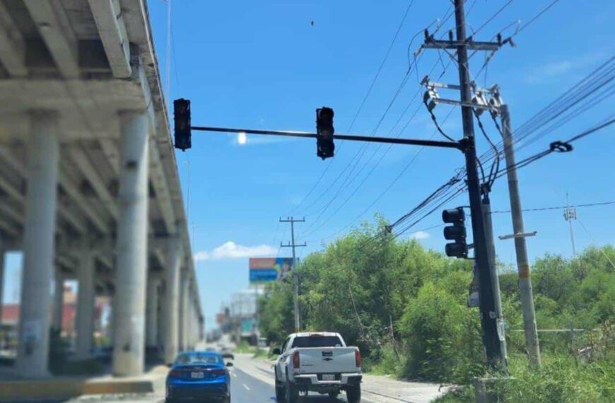 Semáforo inteligente sin funcionar en Bulevar Hidalgo en Reynosa