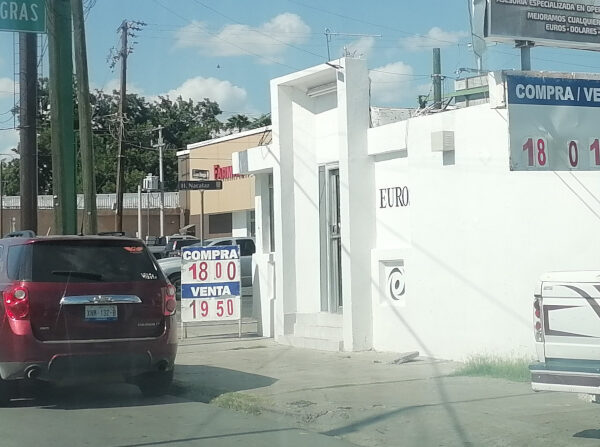 Llega dólar a 19.50 durante lunes negro tras el desplome de los mercados financieros