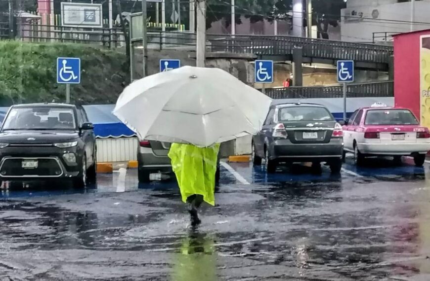 Sábado de lluvias: calles del sur y oriente de la CDMX están cubiertas de agua