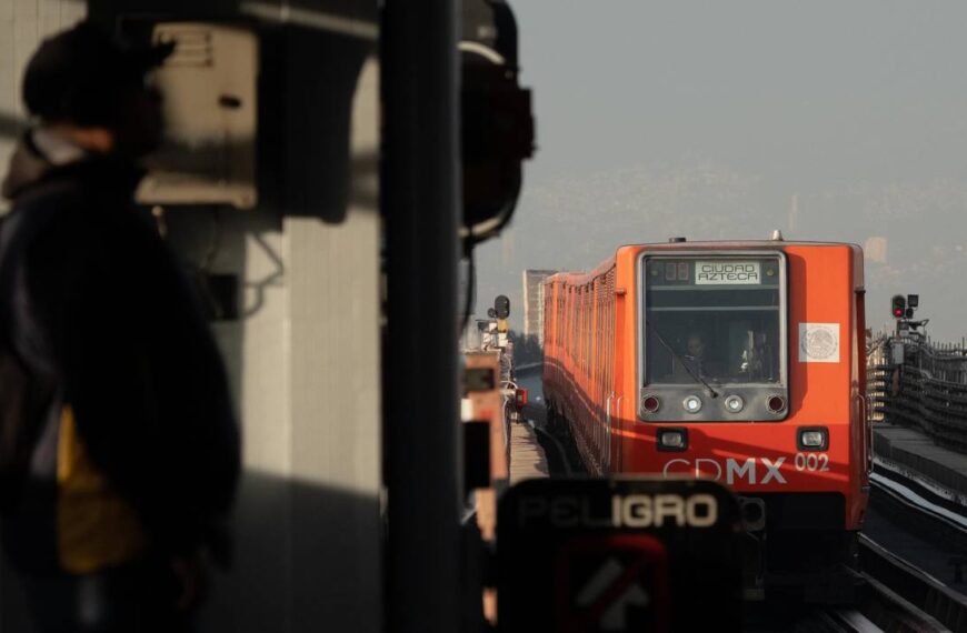 Línea B del Metro: hombre camina en vías de la estación San Lázaro y se lanza hacia la avenida