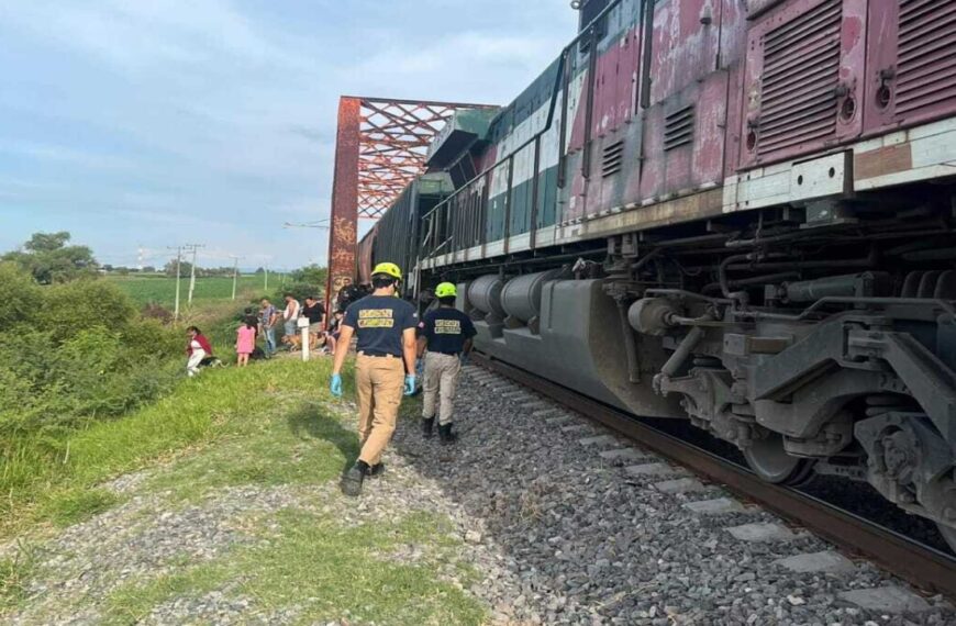 Mujer fue arrollada por sentarse en las vías del tren en Michoacán; sus restos fueron localizados a 30 metros del accidente