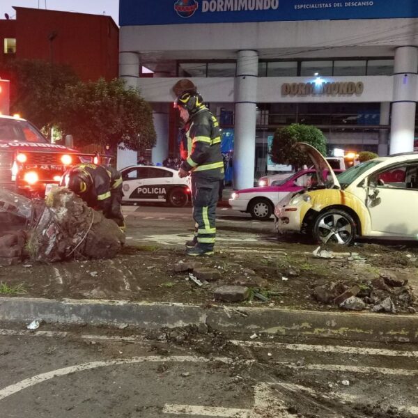 ¡Mientras dormía! Auto derriba semáforo por exceso de velocidad en CDMX; esto se sabe