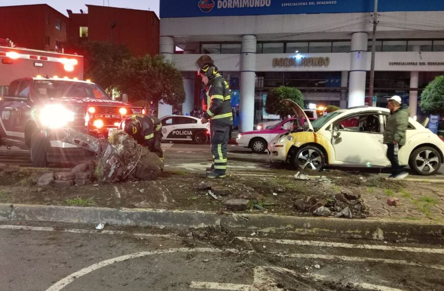 ¡Mientras dormía! Auto derriba semáforo por exceso de velocidad en CDMX; esto se sabe