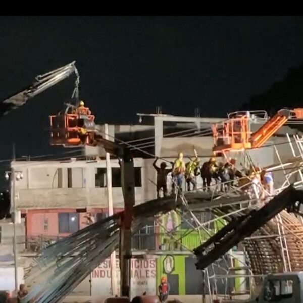 Mientras dormía: Cae estructura de acero en obra del Trolebús en la autopista México-Puebla