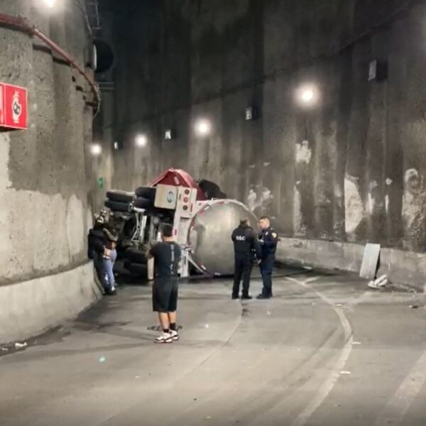 Mientras dormía: Volcadura de pipa de agua en túnel de Eje 8 y avenida Insurgentes; genera caos en la vialidad