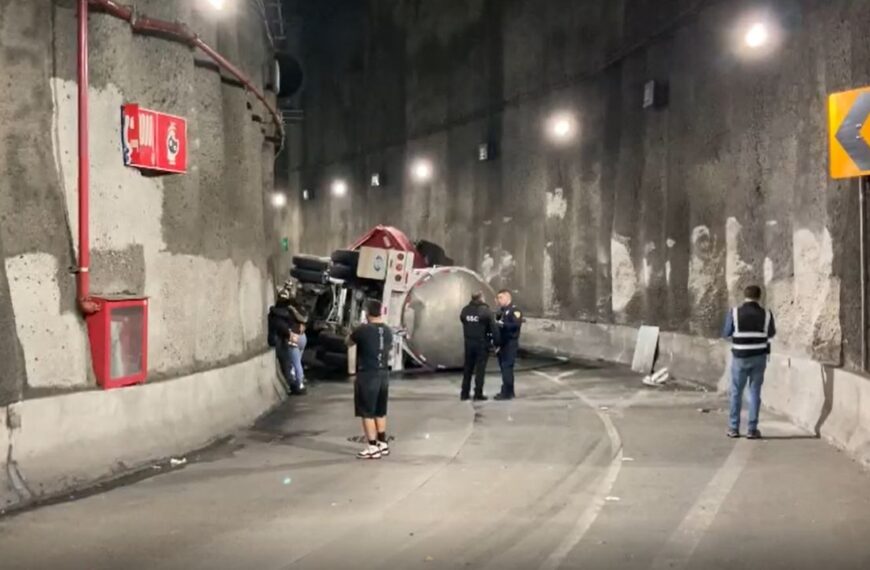 Mientras dormía: Volcadura de pipa de agua en túnel de Eje 8 y avenida Insurgentes; genera caos en la vialidad