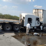 Queda camionero grave tras ensartarse atrás de…