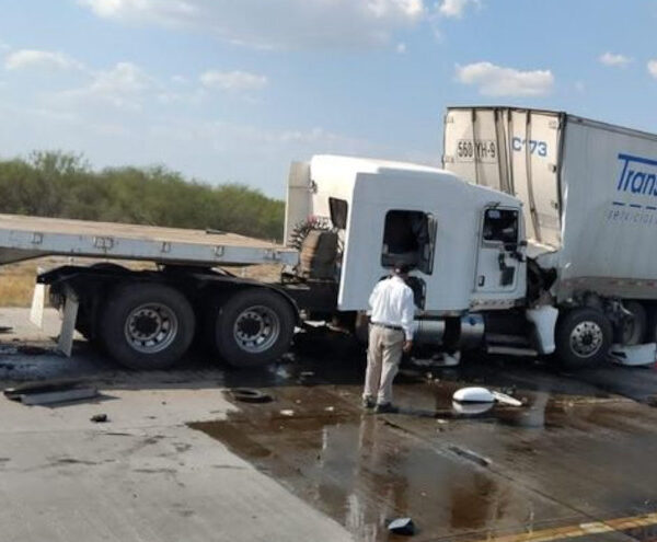 Queda camionero grave tras ensartarse atrás de otro…
