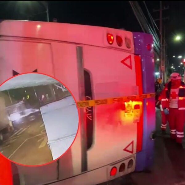 VIDEO: Camión impacta con autobús de pasajeros y vuelca en Calzada Ignacio Zaragoza