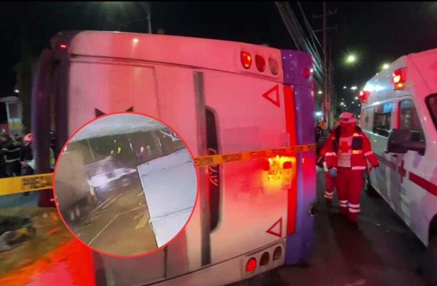 VIDEO: Camión impacta con autobús de pasajeros y vuelca en Calzada Ignacio Zaragoza