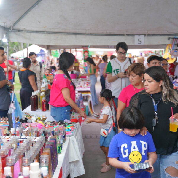 Se divierten ciudadanos en Bazar UNE Fiestas Patrias en la plaza de la Catedral