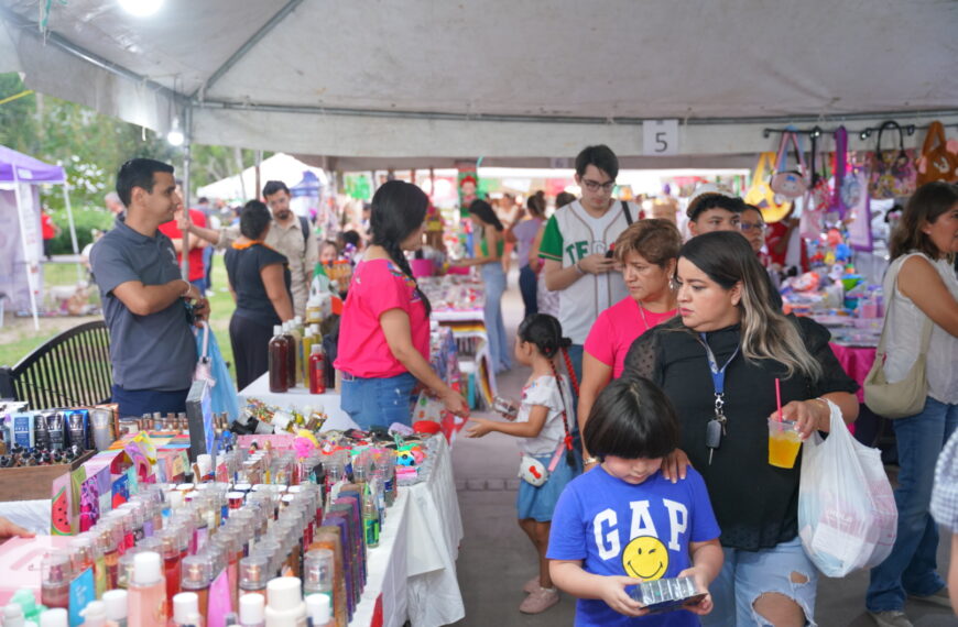 Se divierten ciudadanos en Bazar UNE Fiestas Patrias en la plaza de la Catedral