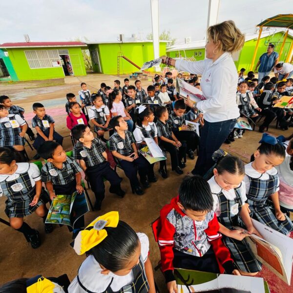 Lleva gobierno municipal biblioteca itinerante a más de 40 escuelas de la ciudad